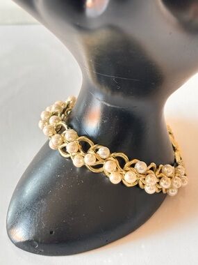 Richelieu Faux Pearl Gold tone Bracelet Fan Shell Clasp